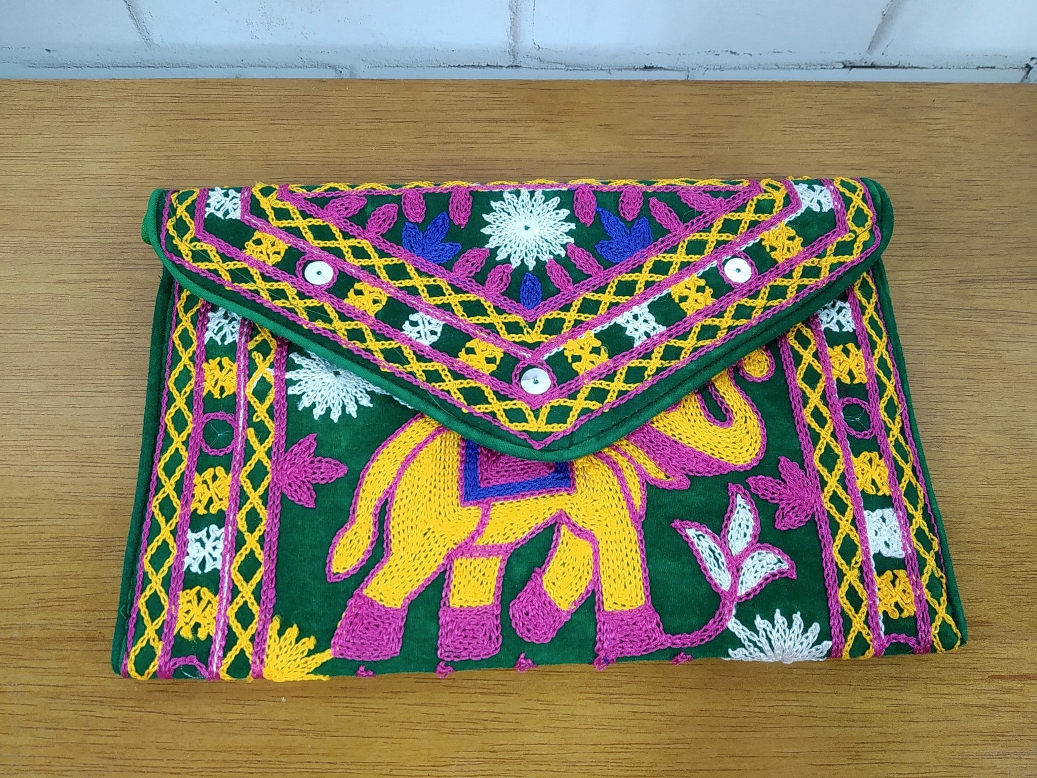 Bolsa indiana clutch de veludo verde toda bordada estampa elefante