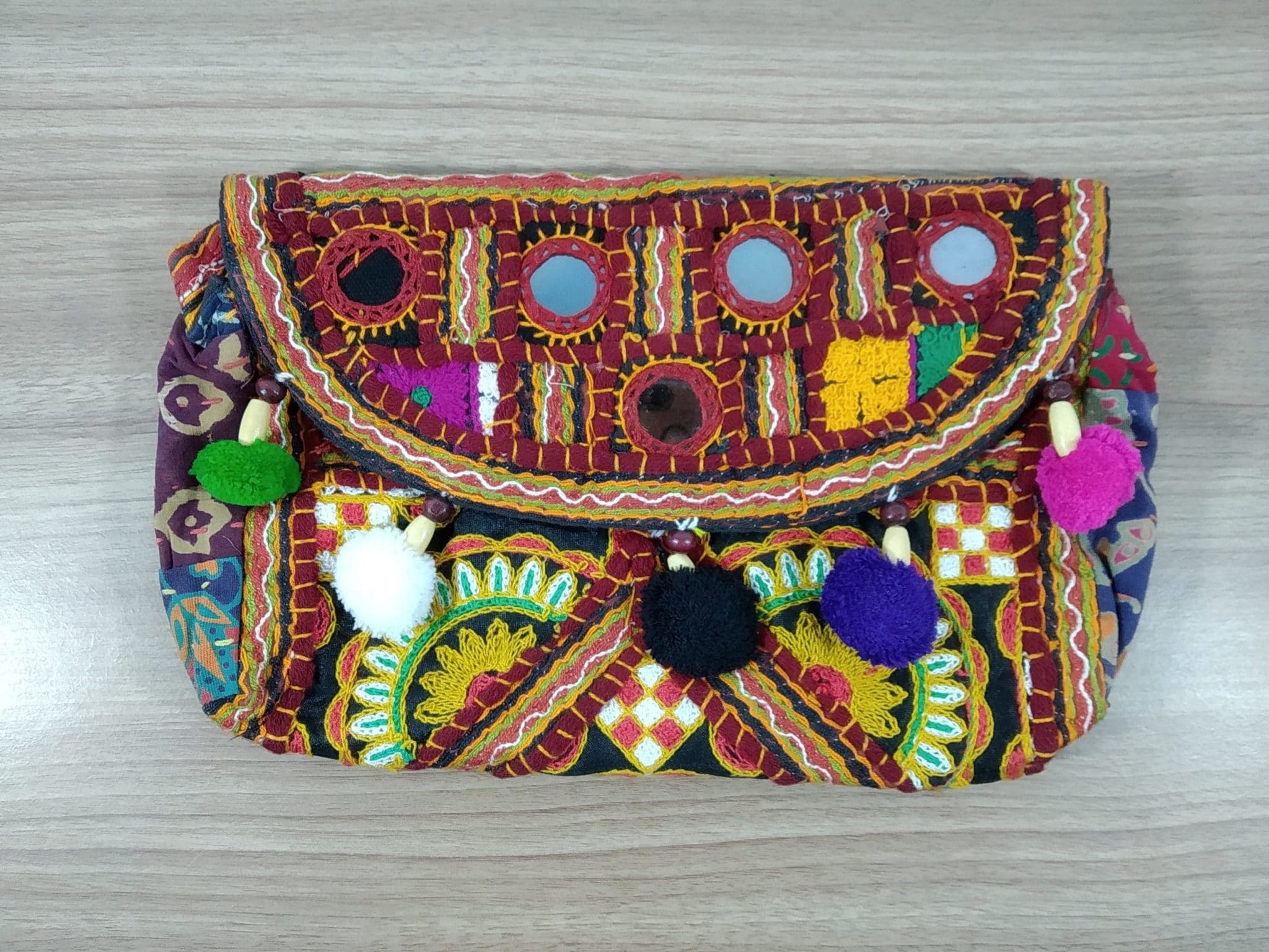 Bolsa indiana Clutch Banjara bordada a mão color com pompons Bazar